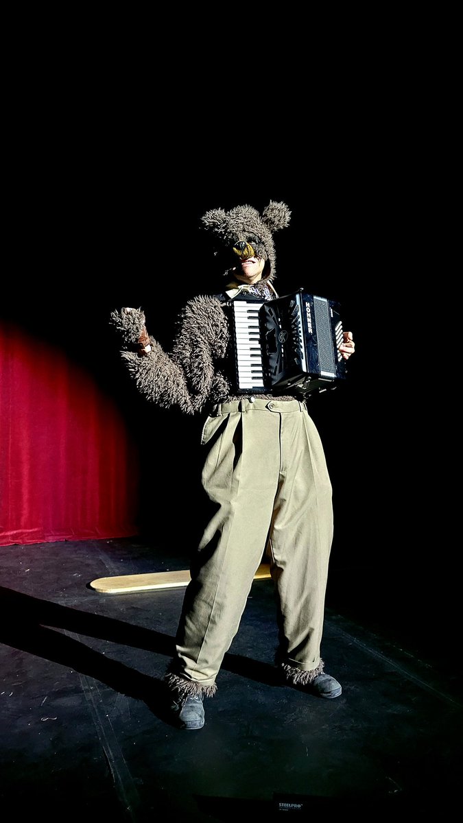 Nos lanzamos al ensayo general de Ricitos de Oro no habla alemán, una obra que habla de amor, pérdida y la búsqueda de la identidad y un lugar en el mundo. Escrita y dirigida por Paula Watson, en el sótano del Teatro Julio Castillo, del <a href="/CCB_INBAL/">CCB</a>. <a href="/teatroinbal/">Coordinación Nacional de Teatro</a> <a href="/elteatrocdmx/">Cartelera de Teatro</a>