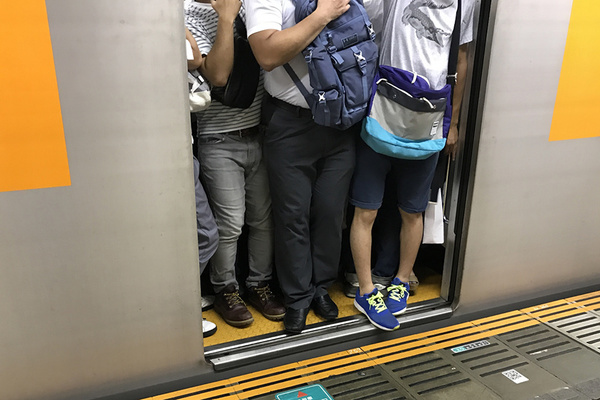 livedoornews's tweet photo. 【ぎゅうぎゅう】満員電車で「中ほどまで進まないマン」混雑路線では共通の課題に
https://t.co/rVUX2wtpWg

ドア付近が混雑することで乗降に時間がかかり、遅延の原因にも。日経ビジネスでは、"中ほど"まで進まない人を心理学的観点から分析した記事の中で「気が利かないから」としている。 https://t.co/1myAx8LrWG