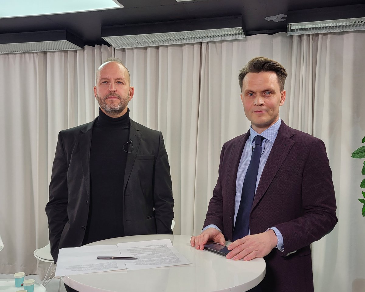 Hyvinvointialueiden Suomi -webinaari käynnissä! Aiheena tänään "Kestävä sote-tulevaisuus: Miten tasapainottaa säästöt ja innovaatiot?". Ulkona syksyinen sää🍂, mutta sisällä studiossa lämmin tunnelma. Avaamassa toimitusjohtajamme @SalaspuroTommi ja hostina <a href="/MikaelPalola/">Mikael Palola</a>.