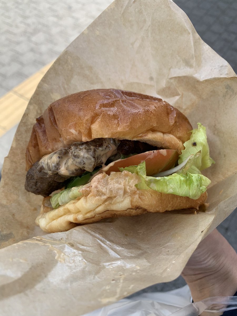 パン屋さんの焼き立てハンバーガー、これはヤバい。。。めちゃくちゃ美味しい！