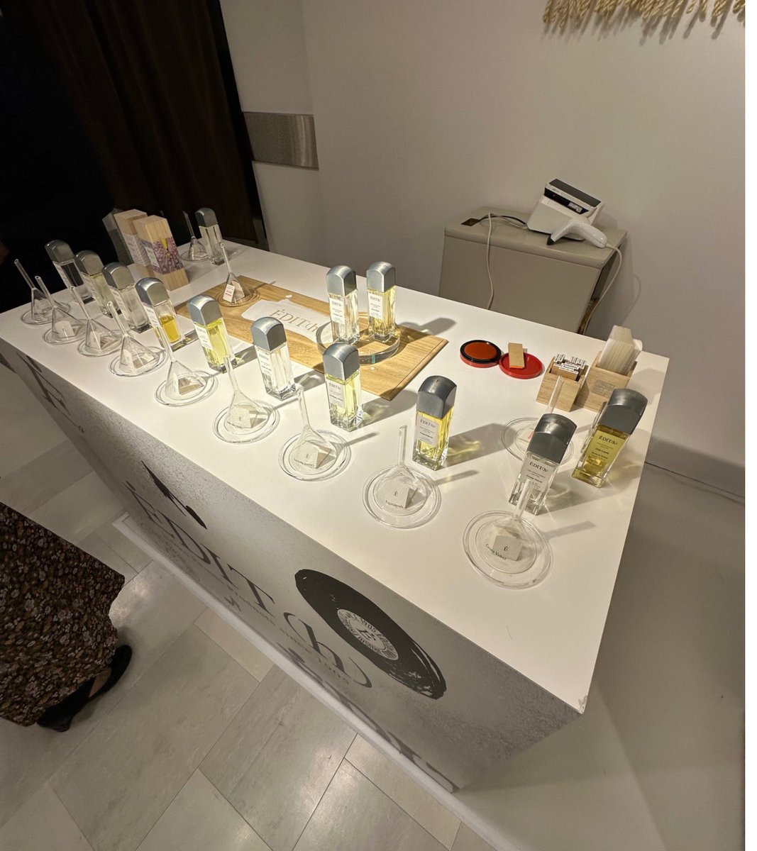 scententia's tweet photo. サロンドパルファンにて、エディットの新作『カクテル レーン』肌乗せ

ビターズリキュールの香り。

これいいな、ビターズというよりモスコミュールっぽい！！

グレープフルーツの酸味にはっきりとしたバジルとジンジャーが主張する、アクアティックなカクテル風味。お酒の香りとしては珍しい。 https://t.co/VzhYqphf82