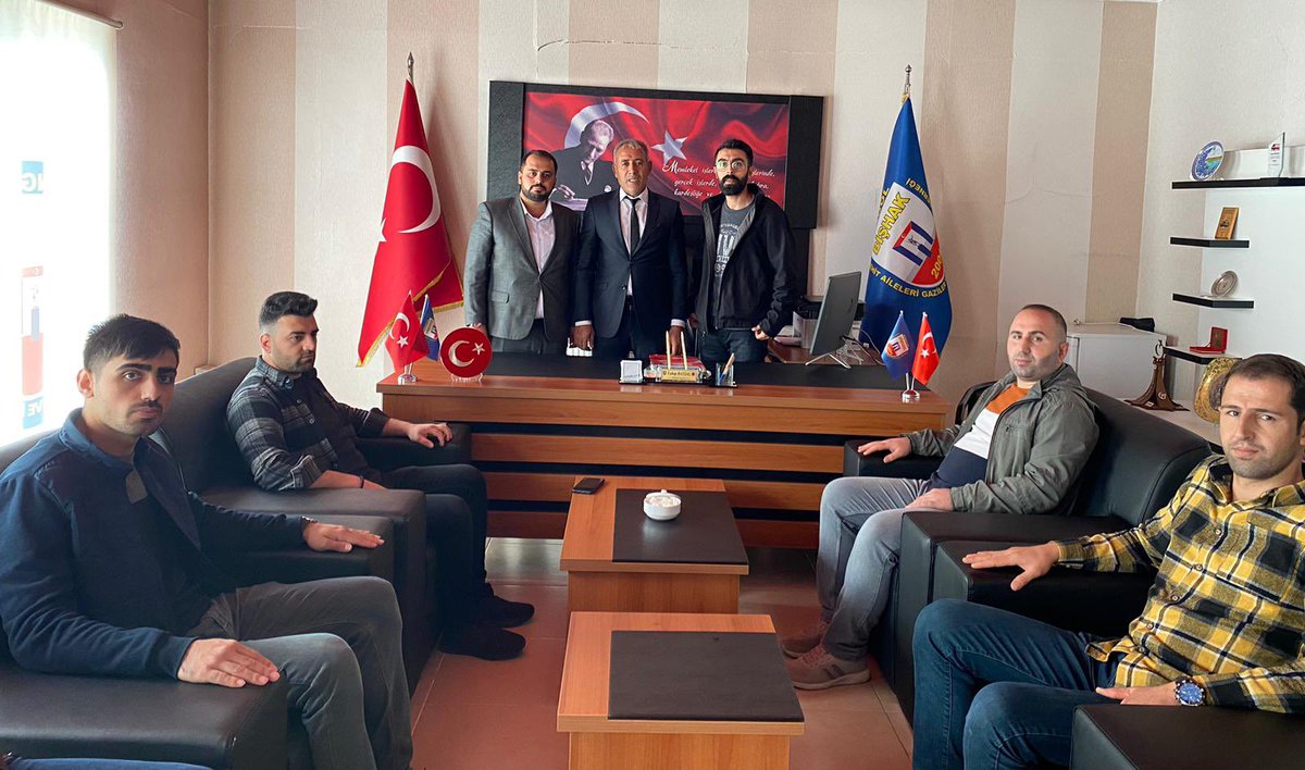 İl Gençlik Kolları Yönetim Kurulumuz ile birlikte, Bingöl Şehit Aileleri Gazileri ve İnsan Hakları Derneği Başkanı <a href="/VahapBaysal/">🇹🇷Vahap Baysal 🇹🇷</a> bey’e iadeyi ziyaret yaptık. Sıcak karşılamaları ve nazik sohbetleri için kendilerine teşekkür ederim. 
<a href="/bishak12/">BİŞHAK Derneği</a>