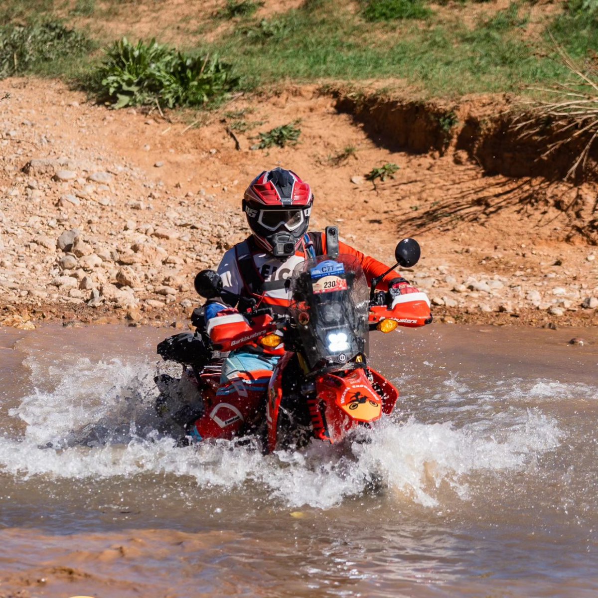 ReichIndomable's tweet photo. Fotos de la Eutichesbook Offroad donde claramente se ve que predominó el polvo...

Me vine un poco arriba y me metí por la parte más profunda. 🙈🤣🤣

#reichelindomable https://t.co/OmlKGba72g