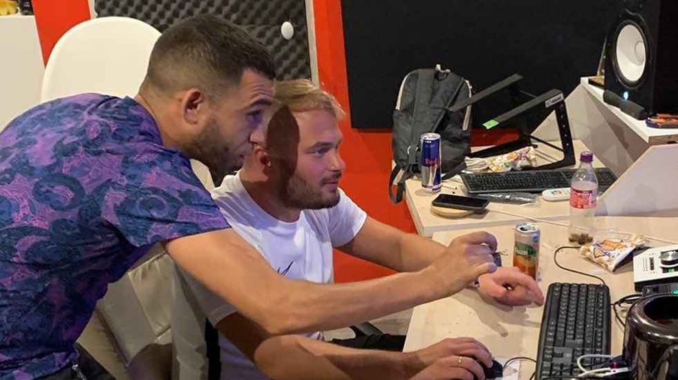 midiminuit__'s tweet photo. Vous allez écouter quoi en premier ce soir ? 

🇲🇦 Babygang - Mocro Mafia (Feat. Maes)
🌀 Mister You - Reste trankil (Feat. Jul)
🇮🇹 Babygang - Boîte (Feat. Jul)
📟 Beendo Z - De La Fontaine
👾 Favé - Il le fallait
🌖 Benab - Luna
🥷 Keuchei - C’est le gang https://t.co/qgcXzVYry2