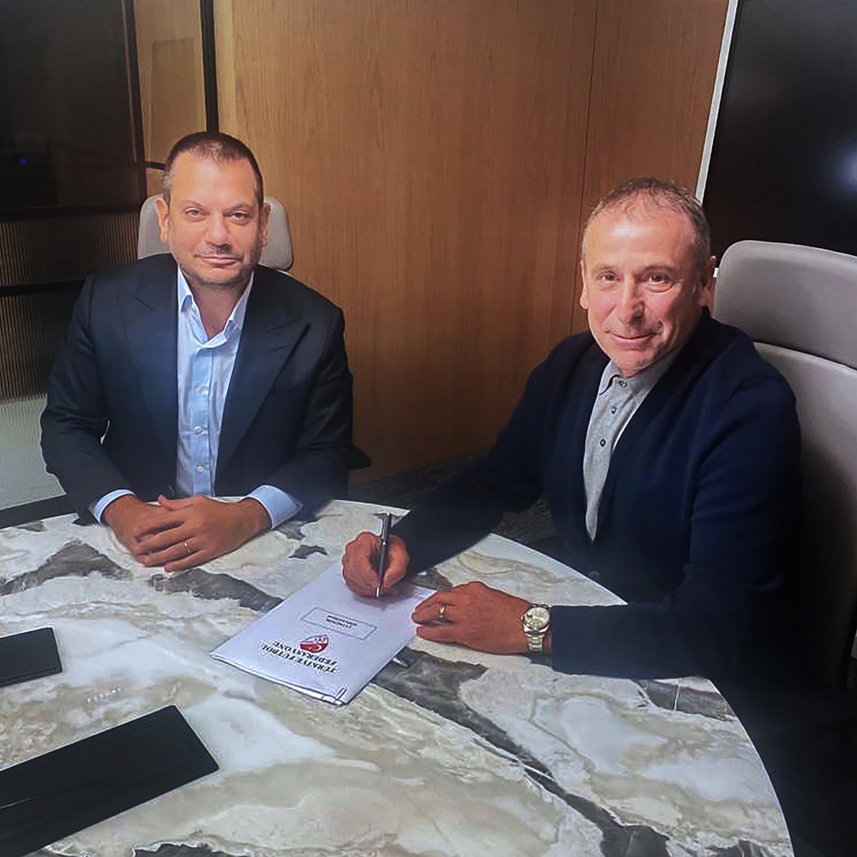 Teknik Direktörümüz Abdullah Avcı ile sözleşme imzaladık

Yönetim kurulumuzun oy birliğiyle aldığı karar sonucu Teknik Direktörümüz Abdullah Avcı ile sözleşme imzalanmıştır. 

Kulübümüzde görev yaptığı ilk dönemde 1’i Lig ve 2’si Süper Kupa olmak üzere toplamda 3 kupa kazanan