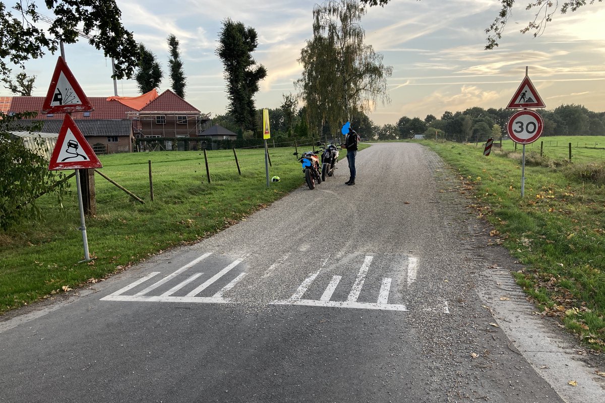 Op een deel van de Woudegge in Renswoude ligt na werkzaamheden een veel te dikke laag split op de weg, slecht aangekondigd door veel te laat geplaatste borden. De MAG heeft de gemeente aangesproken.