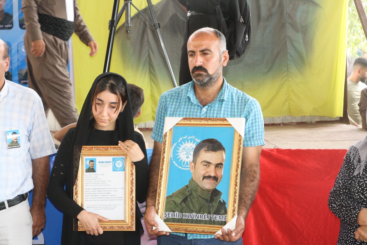 Heute war die Trauerfeier für die Gefallenen des 9, Oktober aus #Dêrik. 
Bilder der Familien: