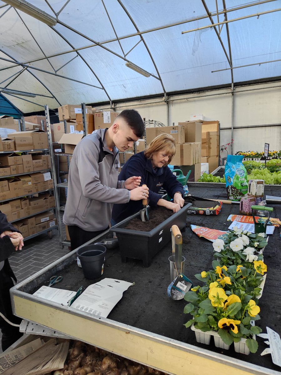 OideUna's tweet photo. A huge thank you to Newlands Garden Centre for an informative session on planting bulbs this morning. @Kingswoodcc16 LCA Horticulture students developed great gardening skills #outdoorlearning @ddletb https://t.co/qCHCHDQyWm