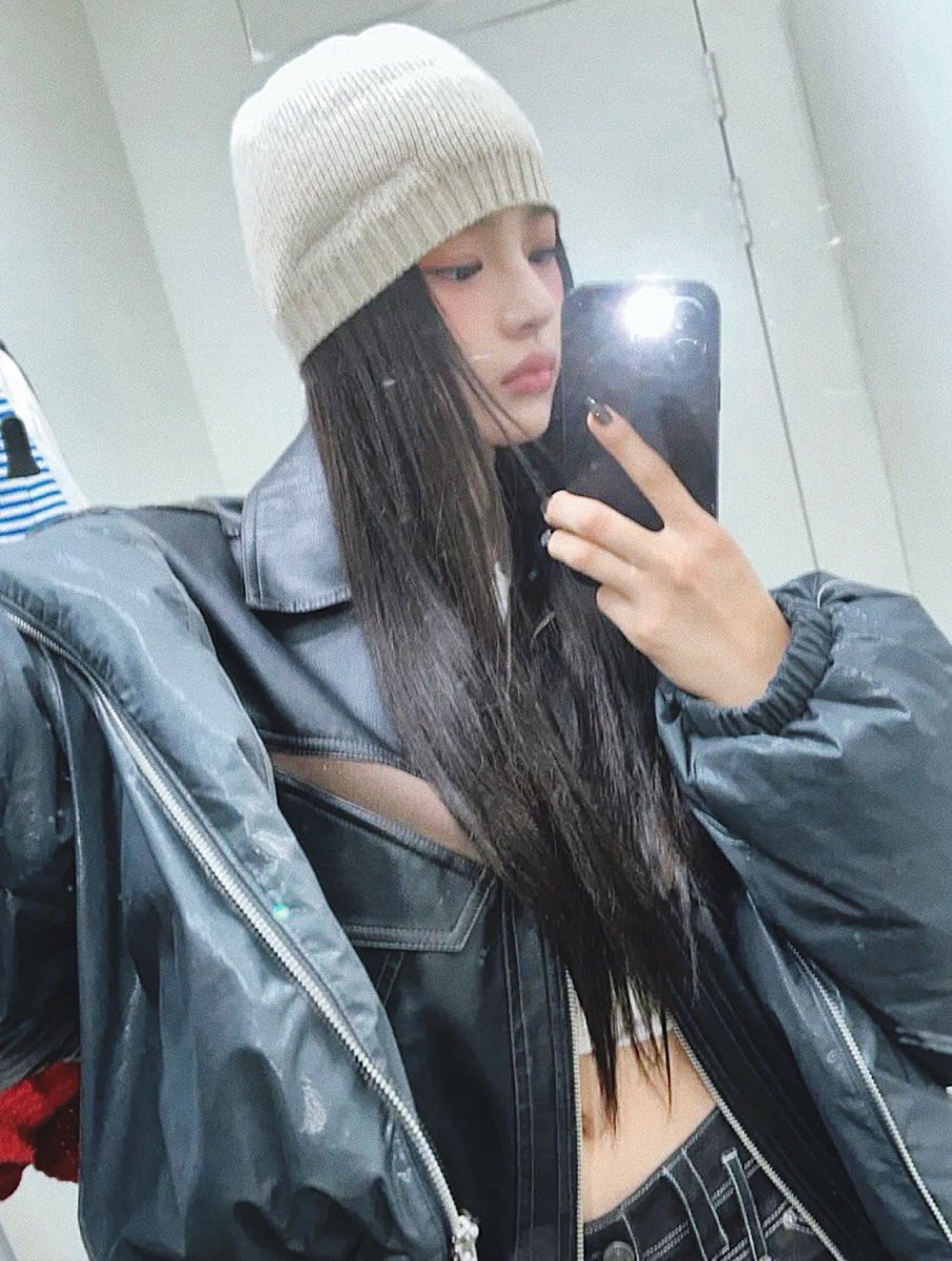 ㅤ 
in this mirror selfie, confidence is the accessory that completes the look. my long, straight hair frames a determined gaze, and a cream beanie hat adds a touch of individuality. the striking contrast of black nails adds a dash of attitude. so, how do i look? ★ ݁ ˖
ㅤ