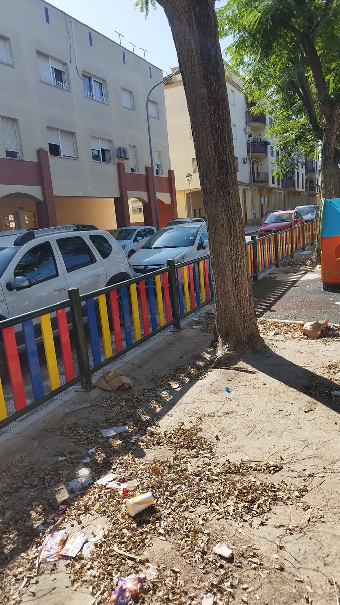 Alvsanchez88's tweet photo. Estado del parque la Dehesilla,así da gusto venir con los niños @AytoSanlucar , la ciudad está en estado lamentable en cuanto a limpieza. https://t.co/wbFAd1rNbK