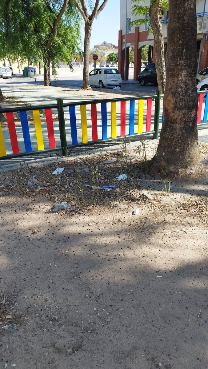 Alvsanchez88's tweet photo. Estado del parque la Dehesilla,así da gusto venir con los niños @AytoSanlucar , la ciudad está en estado lamentable en cuanto a limpieza. https://t.co/wbFAd1rNbK