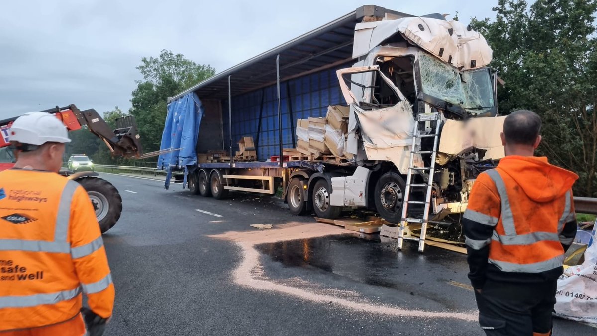 HighwaysWMIDS's tweet photo. @StaffsPolice @RoadPolicing @StaffsFire @OFFICIALWMAS The #M6 in #Staffordshire remains CLOSED northbound between J13 and J14 #Stafford due to a collision which has resulted in a large spillage.

We are hoping to get lanes open with reduced speeds sometime in the afternoon.

There are SEVERE delays on approach to the closure. https://t.co/OXBHGg6tWA