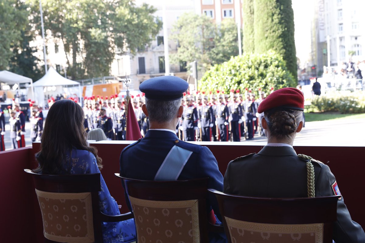Los Reyes, junto a la Princesa de Asturias, presiden los actos conmemorativos del #DíaDeLaFiestaNacional en la plaza de Cánovas del Castillo en Madrid.

Este año participan en el desfile 142 vehículos, 86 aeronaves, 120 caballos y 4.175 personas.

➡️ casareal.es/ES/Actividades…