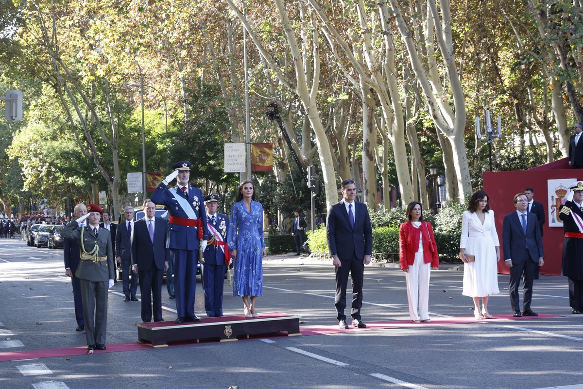 CasaReal's tweet photo. Los Reyes, junto a la Princesa de Asturias, presiden los actos conmemorativos del #DíaDeLaFiestaNacional en la plaza de Cánovas del Castillo en Madrid.

Este año participan en el desfile 142 vehículos, 86 aeronaves, 120 caballos y 4.175 personas.

➡️ https://t.co/9615qJWjEy https://t.co/9cf5ESErzu