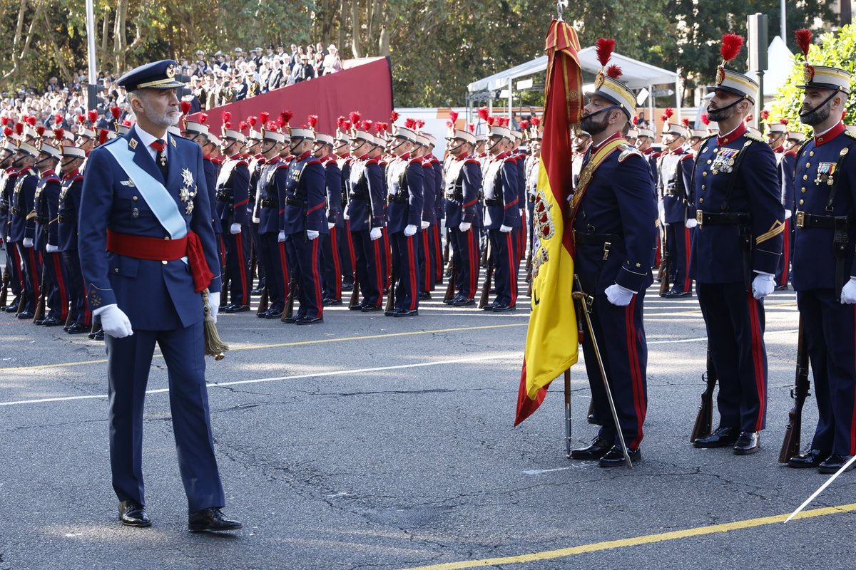 CasaReal's tweet photo. Los Reyes, junto a la Princesa de Asturias, presiden los actos conmemorativos del #DíaDeLaFiestaNacional en la plaza de Cánovas del Castillo en Madrid.

Este año participan en el desfile 142 vehículos, 86 aeronaves, 120 caballos y 4.175 personas.

➡️ https://t.co/9615qJWjEy https://t.co/9cf5ESErzu