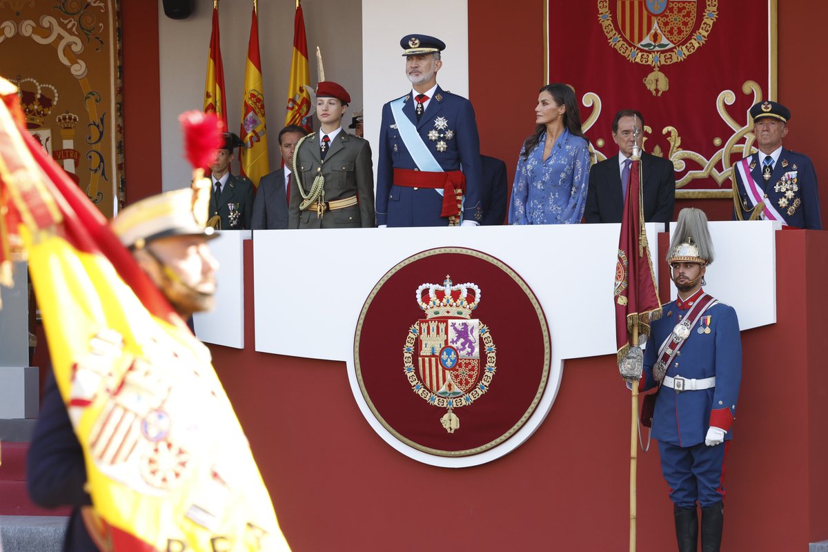 CasaReal's tweet photo. Los Reyes, junto a la Princesa de Asturias, presiden los actos conmemorativos del #DíaDeLaFiestaNacional en la plaza de Cánovas del Castillo en Madrid.

Este año participan en el desfile 142 vehículos, 86 aeronaves, 120 caballos y 4.175 personas.

➡️ https://t.co/9615qJWjEy https://t.co/9cf5ESErzu