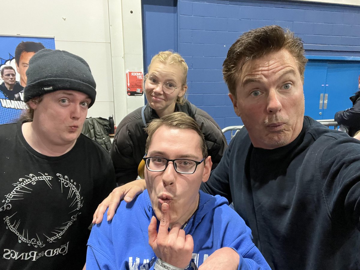 JoshuaRowe93's tweet photo. It was an absolute blast getting to meet @JohnBarrowman @comconscotland! Just as outrageously fantastic in person as I hoped! His panel was utterly hilarious! Thanks for being so funny & kind It was such a pleasure to meet you! #SquareBum #captainjack #torchwood #DoctorWho https://t.co/Fe3EjQrwbx