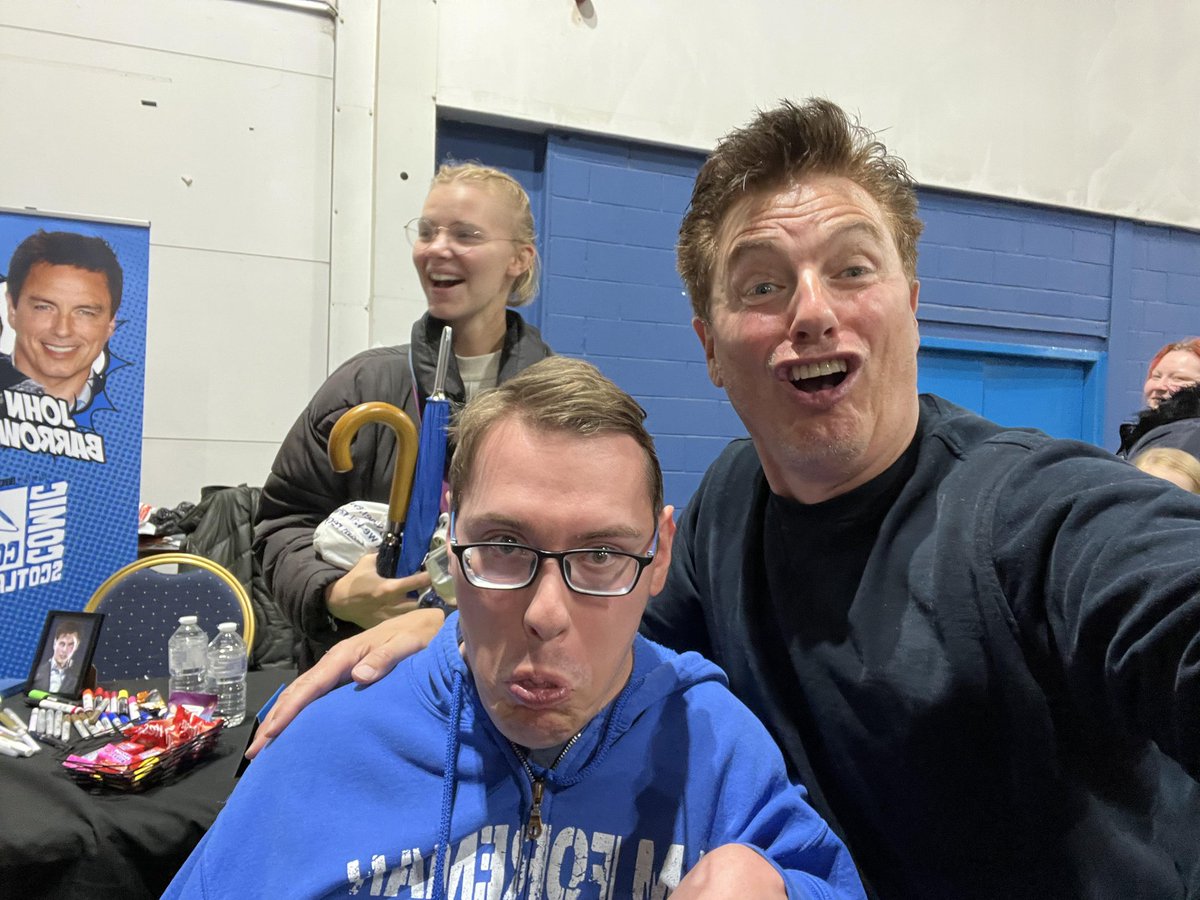 JoshuaRowe93's tweet photo. It was an absolute blast getting to meet @JohnBarrowman @comconscotland! Just as outrageously fantastic in person as I hoped! His panel was utterly hilarious! Thanks for being so funny & kind It was such a pleasure to meet you! #SquareBum #captainjack #torchwood #DoctorWho https://t.co/Fe3EjQrwbx