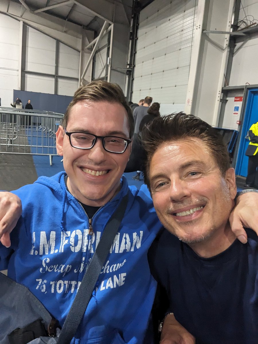 JoshuaRowe93's tweet photo. It was an absolute blast getting to meet @JohnBarrowman @comconscotland! Just as outrageously fantastic in person as I hoped! His panel was utterly hilarious! Thanks for being so funny & kind It was such a pleasure to meet you! #SquareBum #captainjack #torchwood #DoctorWho https://t.co/Fe3EjQrwbx