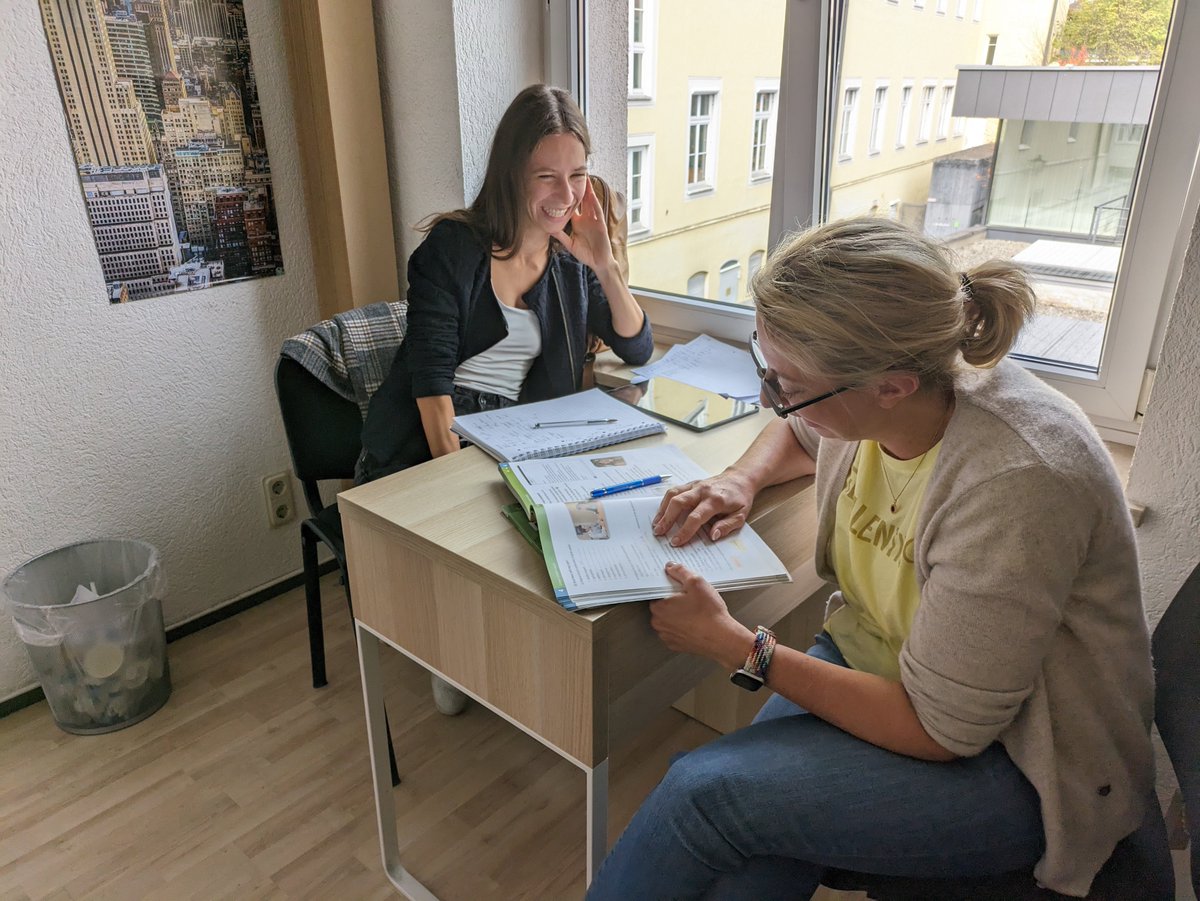 SprachaktivFS's tweet photo. Heute mal ein kurzer Besuch bei unserer Ungarischlehrerin Fruzsina in ihrem Ungarisch Privatkurs bei uns! 👋👍🙂 https://t.co/pNhXuKAOvR