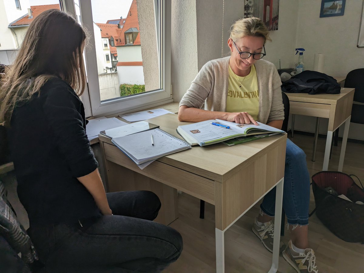 SprachaktivFS's tweet photo. Heute mal ein kurzer Besuch bei unserer Ungarischlehrerin Fruzsina in ihrem Ungarisch Privatkurs bei uns! 👋👍🙂 https://t.co/pNhXuKAOvR