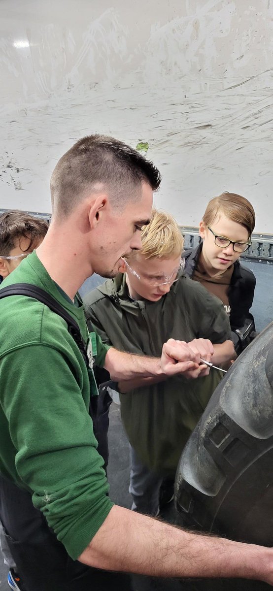 actiefcollege's tweet photo. TECHNIEKFESTIVAL | Vandaag is er een techniekfestival voor leerlingen van groep 8. Zo kunnen zij kennismaken met techniek en ervaren hoe leuk en veelzijdig dat is.
Op de collage toont de kinderburgemeester, Elin Quaak, haar technische skills #actiefcollege #techniekfestival #sto https://t.co/s6FfQ382zs