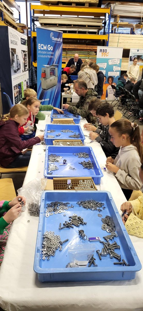 actiefcollege's tweet photo. TECHNIEKFESTIVAL | Vandaag is er een techniekfestival voor leerlingen van groep 8. Zo kunnen zij kennismaken met techniek en ervaren hoe leuk en veelzijdig dat is.
Op de collage toont de kinderburgemeester, Elin Quaak, haar technische skills #actiefcollege #techniekfestival #sto https://t.co/s6FfQ382zs