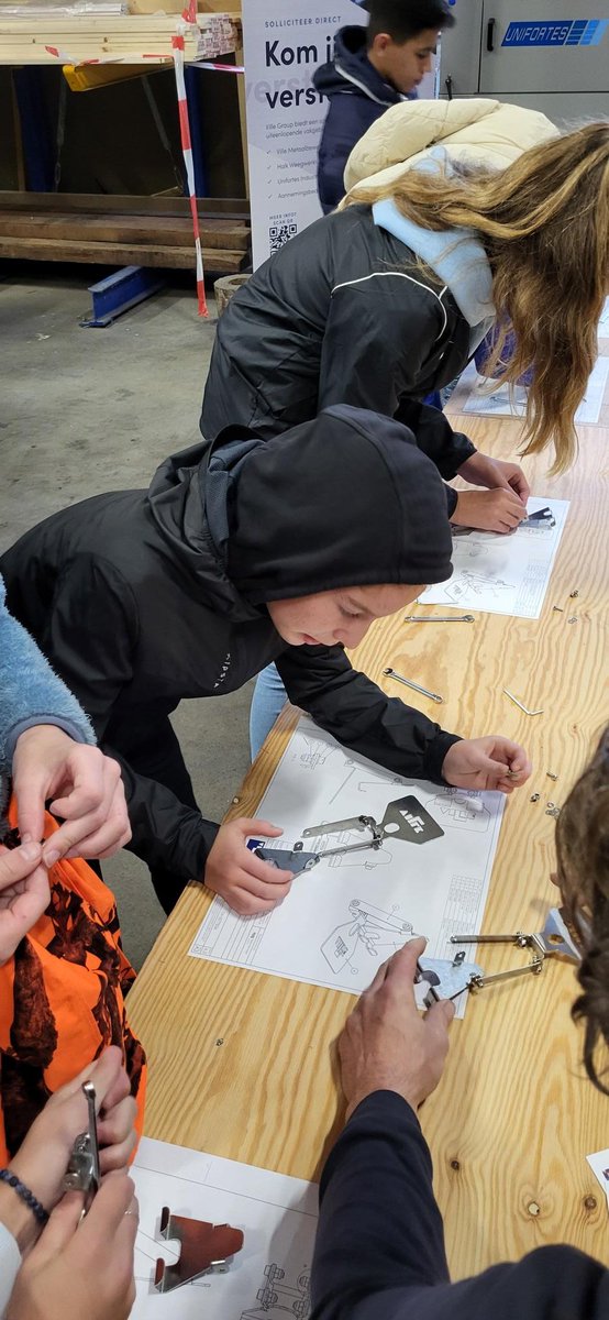 actiefcollege's tweet photo. TECHNIEKFESTIVAL | Vandaag is er een techniekfestival voor leerlingen van groep 8. Zo kunnen zij kennismaken met techniek en ervaren hoe leuk en veelzijdig dat is.
Op de collage toont de kinderburgemeester, Elin Quaak, haar technische skills #actiefcollege #techniekfestival #sto https://t.co/s6FfQ382zs