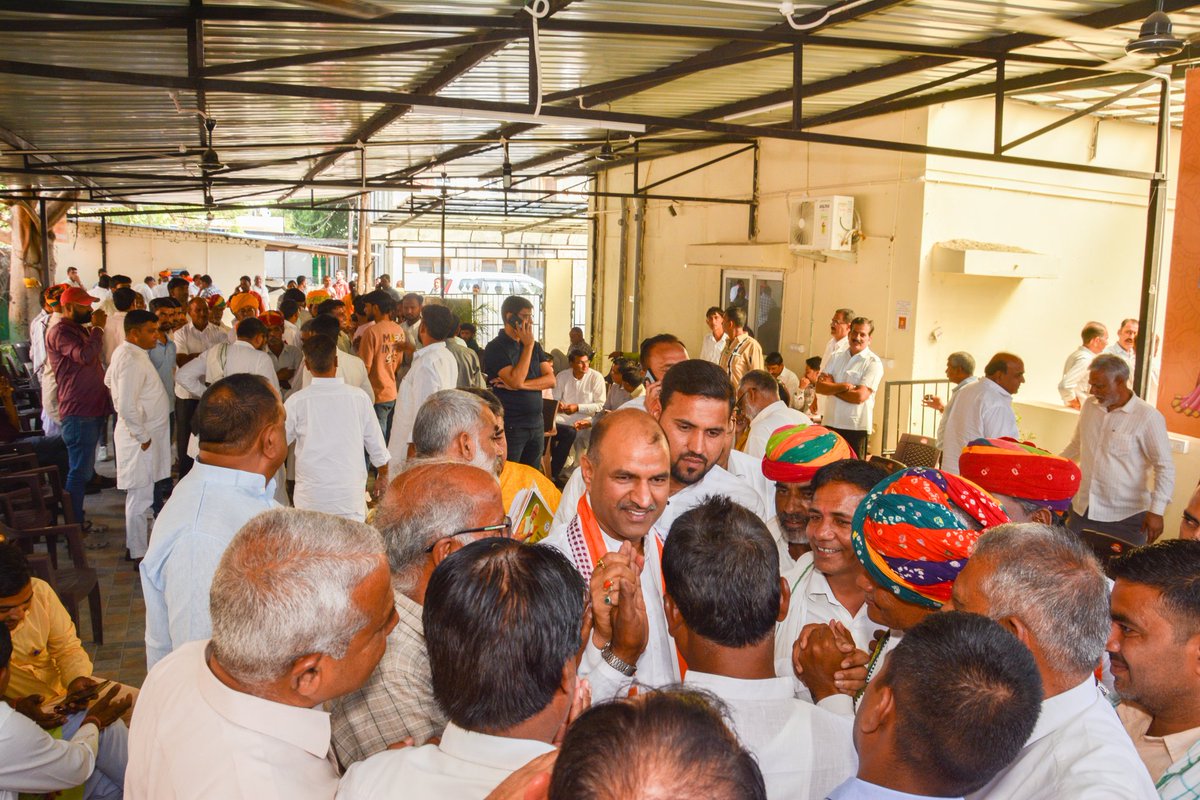 cpjoshiBJP's tweet photo. आज जयपुर निवास पर विभिन्न स्थानों से पधारे भाजपा कार्यकर्ता, पदाधिकारी, जनप्रतिनिधि एवं आमजन से आत्मीय भेंट हुई। https://t.co/fLDZyrktKn