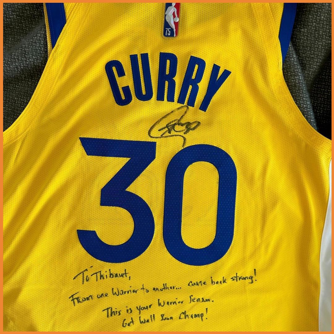 ✍️ '𝗤𝘂𝗲𝘀𝘁𝗮 è 𝗹𝗮 𝘁𝘂𝗮 𝘄𝗮𝗿𝗿𝗶𝗼𝗿 𝘀𝗲𝗮𝘀𝗼𝗻'. Steph #Curry regala la sua canotta a #Courtois, con tanto di dedica per incoraggiarlo nel percorso per guarire dall'infortunio.