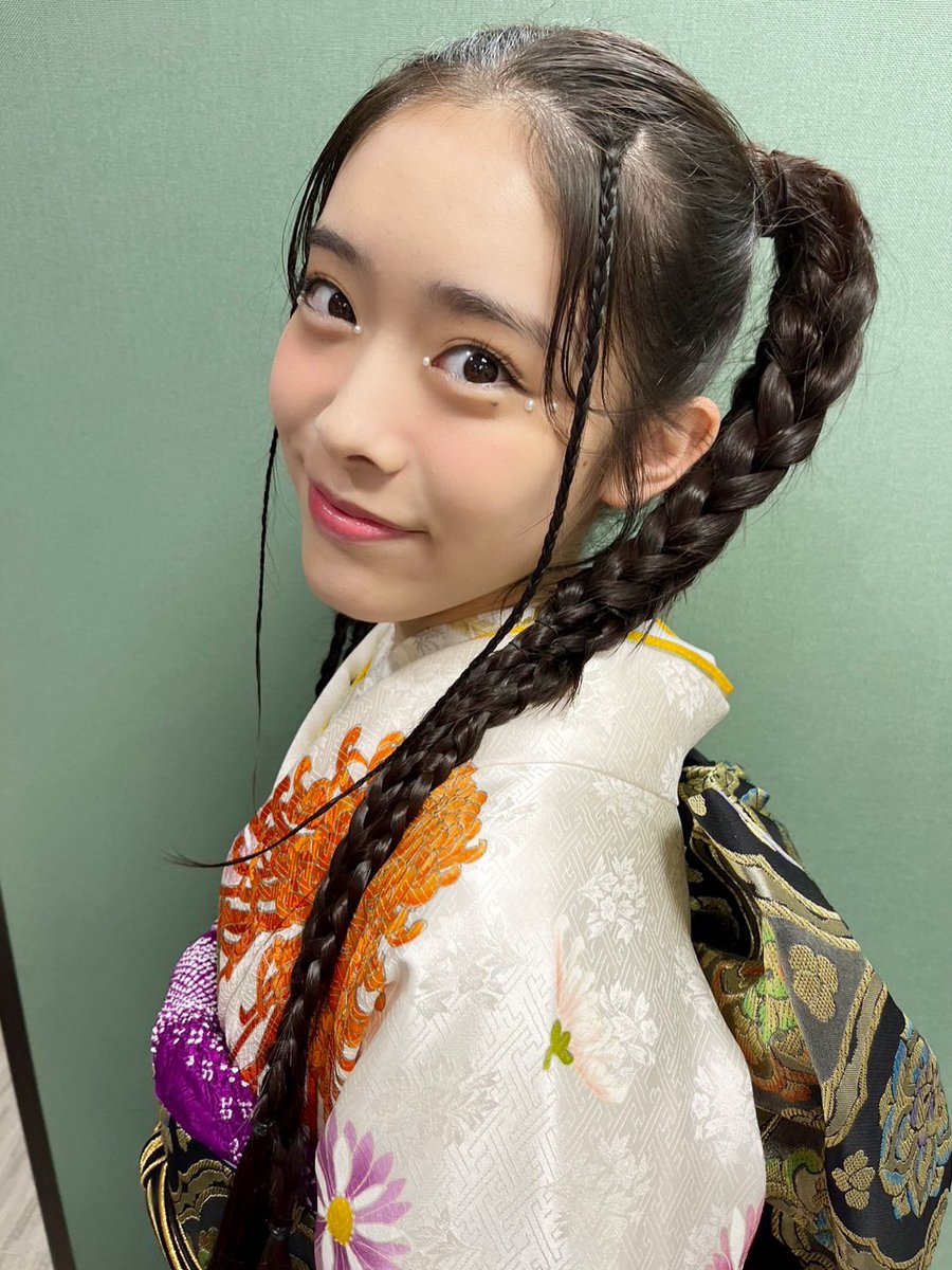 低学年メンバーの5人が「KIMONO KIND」の振袖モデルを担当させて