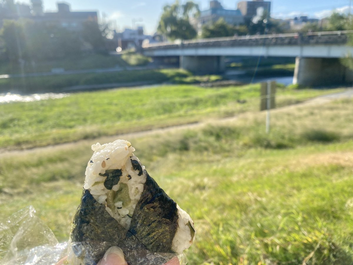 「天気が良かったのでおにぎり食べました、あとなんかやたら付いてくるちょうちょ」|けぴのイラスト