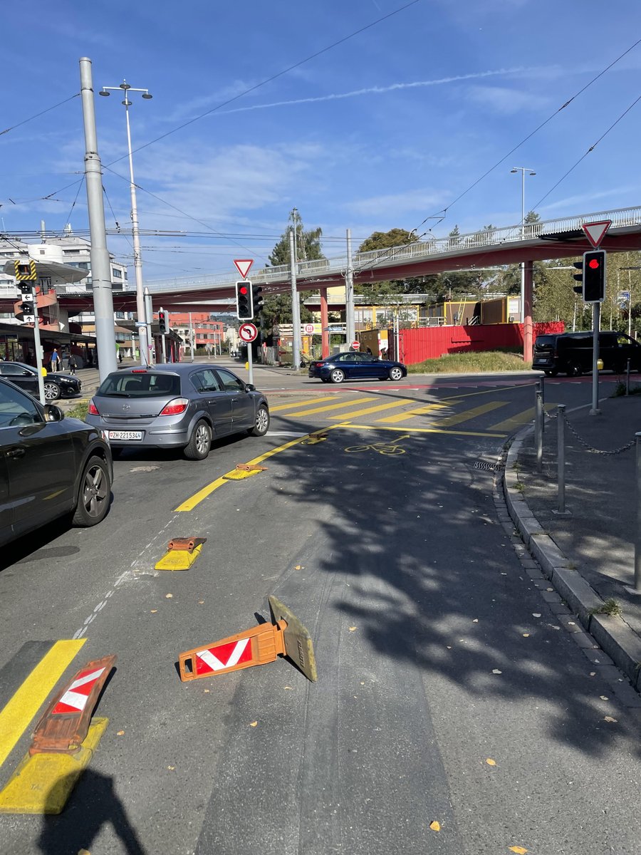 MaxVoegtli's tweet photo. Wenn du dich darüber beschwert, dass die Regierung zu wenig tut, dann musst du auch Lob geben, wenn sie etwas Gutes tut.

Neue Velospur (und eine Autospur weniger) am #buchegplatz!

Danke @stadtzuerich https://t.co/zStSZWWvBt