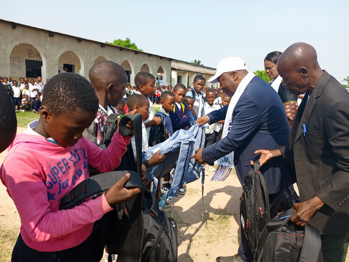 KANYSSYNERGIE's tweet photo. Plusieurs écoles primaires publiques de la ville de kasaji viennent de bénéficier les kits scolaires,  Don signés:  la Fondation kanyimbu synergie. 
Ces kits scolaires sont  composés des  sacs de meilleure qualité, des cahiers, des stylos et d'autres objets classiques. https://t.co/uuAZ44KEmv