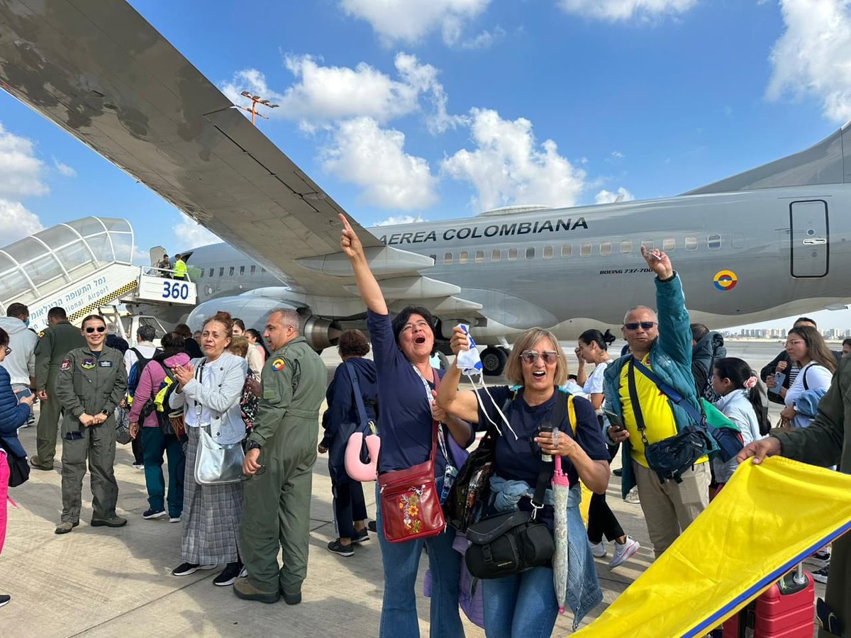 FuerzaAereaCol's tweet photo. #ProtegemosLaVida | Llega a Tel Aviv el primer avión enviado por el gobierno colombiano a Israel, la aeronave FAC-1219 de la #FuerzaAeroespacial🇨🇴.

En una misión humanitaria, se movilizarán 110 pasajeros hacia Lisboa, donde abordarán el #FAC1222, con rumbo al país.

#AdAstra🚀 https://t.co/aqG7vVJVc7