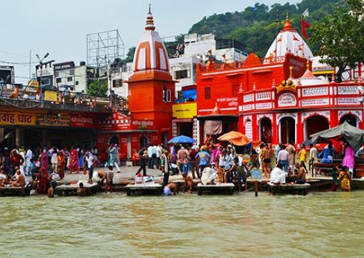 उत्तराखंड की भाजपा सरकार ने मोक्षदायिनी माँ गंगा के पवित्र गंगाजल पर 18% GST लगा दिया है। यह माँ गंगा के भक्तों पर अन्याय है।

'नमामि गंगे' और 'माँ गंगा ने बुलाया है' जैसी बड़ी बड़ी बातें करने वाले पीएम नरेंद्र मोदी ने एक बार भी राज्य सरकार को GST न लगाने के लिए सलाह नहीं दी।