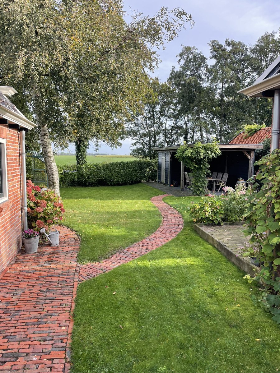 chris_slager's tweet photo. Vandaag zijn we begonnen met de bezichtigingen bij deze fantastisch sfeervolle woning tussen #Bedum en #TenBoer. Zowel het dorp #SintAnnen als de woning doet sterk denken aan Wim Sonneveld met het prachtige lied: Het Dorp. https://t.co/ZjnSoijswY