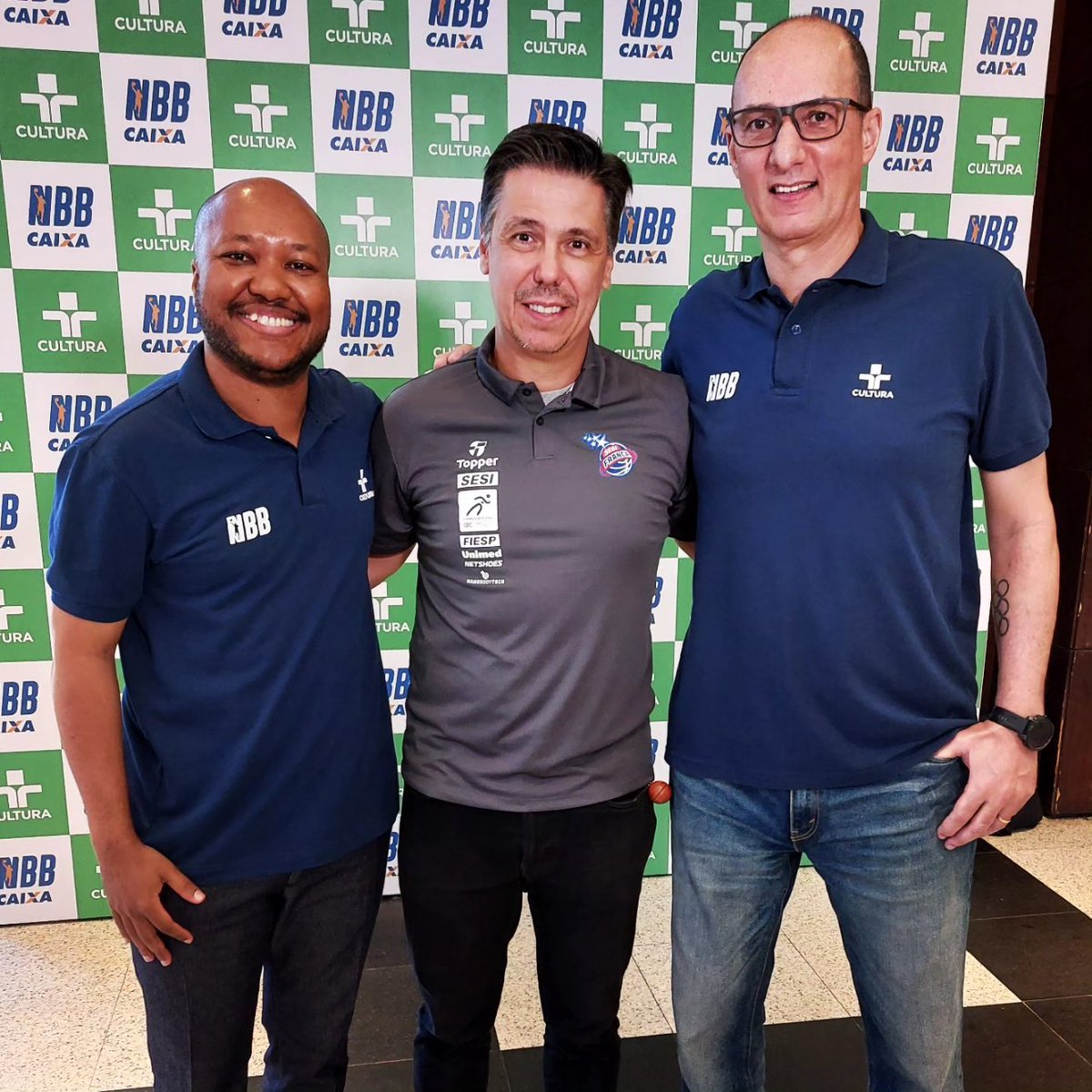 gilarruda_'s tweet photo. Ontem foi dia de marcar presença na Festa de Lançamento do @NBB @Caixa
Estaremos juntos na nossa @tvcultura pela quarta temporada consecutiva!
Sábados, 17H com comentários de @cadum9
#NBBnaCultura #NBBCaixa #CadaVezMaisForte #CadaVezMelhor
#NossoBasquete #NarrandoSempre #SHZM⚡️ https://t.co/XSM9FempeV