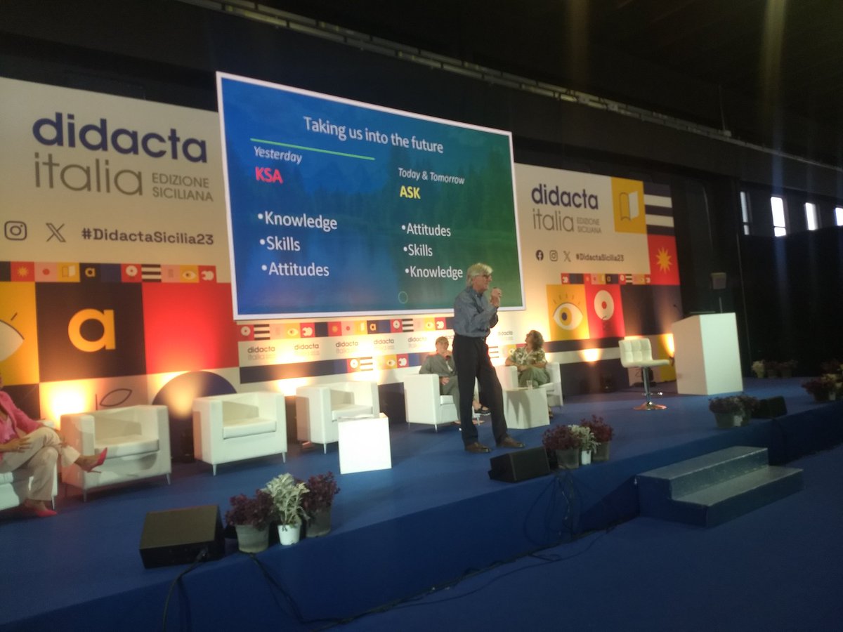 ErasmusPlusInd's tweet image. Come Erasmus può contribuire alla scuola del futuro?
Stimolando risposte sulle principali sfide:
#Learningenvironment + AI -&amp;gt; quale ruolo del docente?
#Readiness = servono non solo competenze ma motivazione, impegno efficacia.
David Marsh, University of Jyväskylä

#ErasmusDays