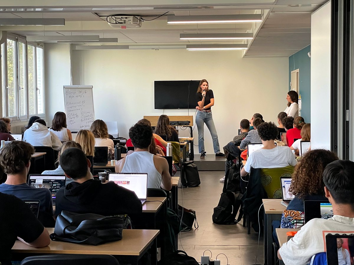 Les étudiant·e·s du Bachelor journalisme, documentaire &amp; fiction recevaient hier <a href="/ElisaJadot_/">Elisa Jadot</a> , journaliste et réalisatrice du documentaire "Enfants sous influences : surexposés au nom du like" (production : <a href="/babel_doc/">Babel Doc - Babel Press</a>).