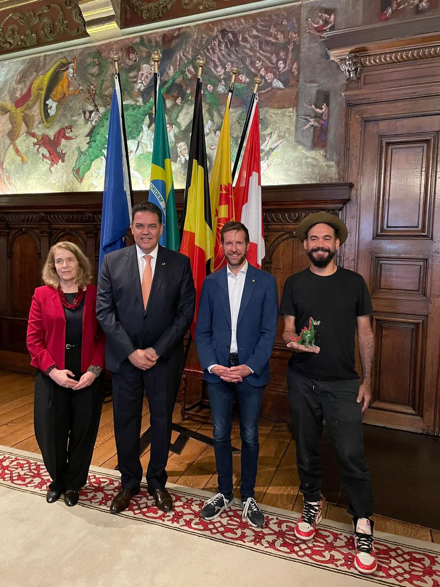 À l'occasion de la participation de l'artiste brésilien Eduardo Kobra à la Biennale de Mons, l'Ambassadeur João Mendes Pereira s'est rendu dans la ville le 4 octobre, où il a rencontré le bourgmestre Nicolas Martin et le muraliste.
