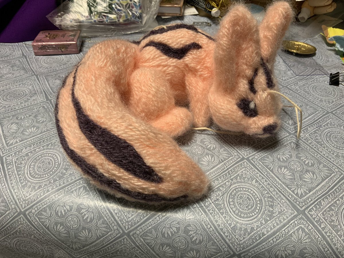 AmmommoDo's tweet photo. オマケ機能としてぴょこぴょこ動かせるようにしたリス？
いざ作ったらしっぽが重くてバランス悪くなってしまった…しっぽにも紐つけるもっも。
運が良ければ貰われていく子。喜んでもらえるといいね https://t.co/YZ9XSj1QZt
