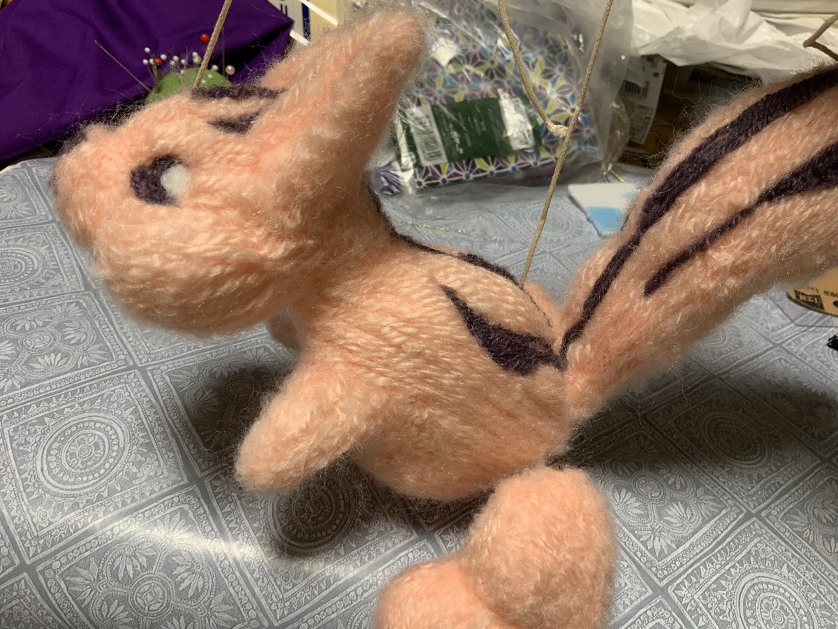 AmmommoDo's tweet photo. オマケ機能としてぴょこぴょこ動かせるようにしたリス？
いざ作ったらしっぽが重くてバランス悪くなってしまった…しっぽにも紐つけるもっも。
運が良ければ貰われていく子。喜んでもらえるといいね https://t.co/YZ9XSj1QZt
