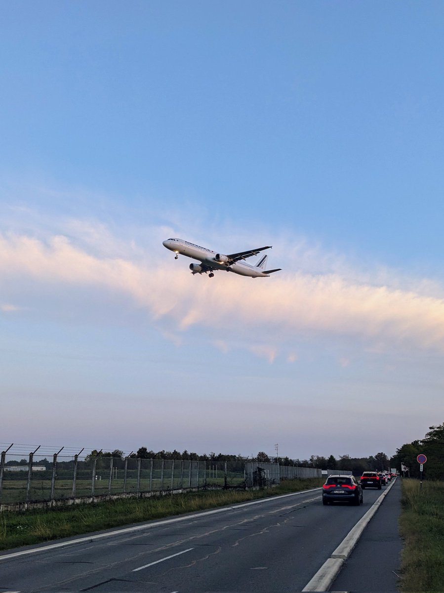 Uno de los pocos aviones que puedo fotografíar en el viaje sin que me detenga el ejército francés. 🫣