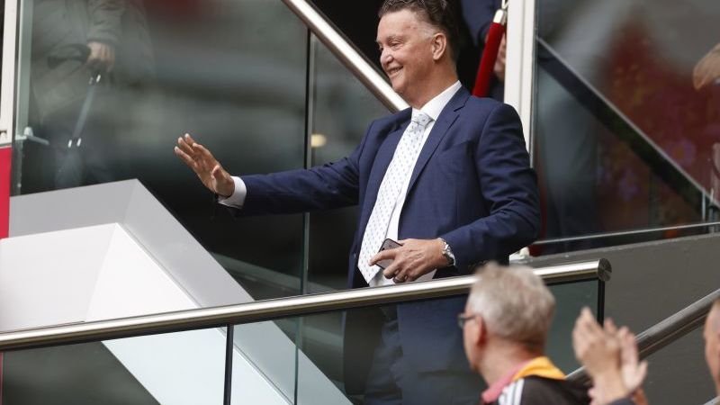 WijWedden's tweet photo. Louis van Gaal zou Danny Blind graag willen zien terugkeren in de rvc van Ajax.

https://t.co/BvnMMpUrGg

#Ajax #VanGaal #Blind #Steijn #VanHalst https://t.co/E6ojTbL4GV