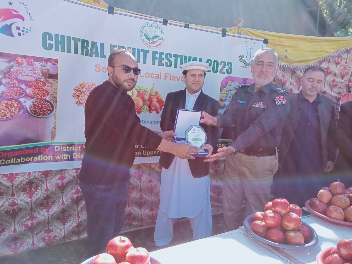 Anees ur rehman (@aneesasra98) on Twitter photo Extending Our Gratitude 🛡️ - A Symbol of Appreciation to Mr. Irfan Uddin, <a href="/DCUpperChitral/">Deputy Commissioner Upper Chitral</a>, in recognition of his invaluable contributions to the Chitral Fruit Festival 2023.
#Chitral_Fruit_Festival_2023
#savoring_Local_Flavors Extending Our Gratitude 🛡️ - A Symbol of Appreciation to Mr. Irfan Uddin, <a href="/DCUpperChitral/">Deputy Commissioner Upper Chitral</a>, in recognition of his invaluable contributions to the Chitral Fruit Festival 2023.
#Chitral_Fruit_Festival_2023
#savoring_Local_Flavors