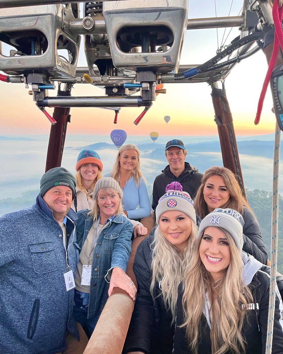 Want to make your team's Christmas party extra special? Book a hot air balloon flight for an unforgettable celebration! It's a great team building activity and will create memories that last.  Let's fly high and make memories!  #globalballooning  globalballooning.com.au/yarra-valley/?…