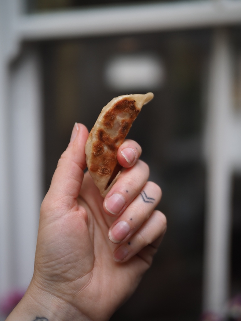 Have you tried our Gyoza before? Here's what you need to know...

🥟 squidgy inside
🥟 crispy outside
🥟 vegan-friendly
🥟 totally delicious

📍 Darwin Green Plaza, Galton road: 5.30-8pm

Book: linktr.ee/guerrillakitch…