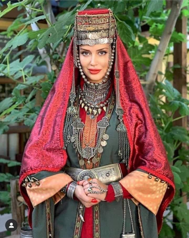 oulosP's tweet photo. An Armenian woman in the traditional costume of Nagorno-Karabakh, which last month was ethnically cleansed of its indigenous Armenian population by Azerbaijan. https://t.co/0HSo0ogKeM