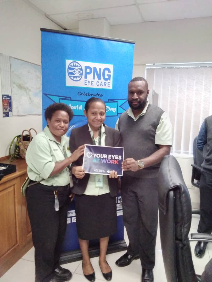 DrewKeys76's tweet photo. PNG EyeCare is taking it to the workplace this #WorldSightDay, getting out and about in Port Moresby business houses. @IAPB1 loves to see innovation from our smaller stakeholders @brienholden @FredHollows @FredHollowsNZ @cbmWorldwide #LoveYourEyes https://t.co/1hA7BnwsYp